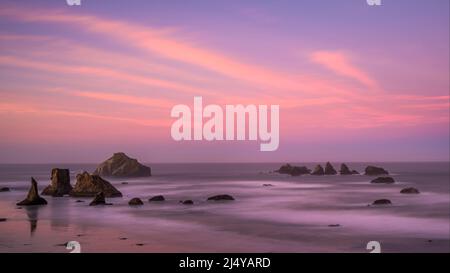 Sea Stacks an den Bandon Strand an der südlichen Küste von Oregon. Stockfoto