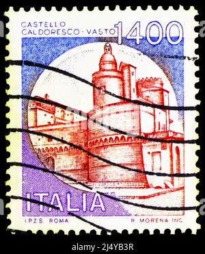 MOSKAU, RUSSLAND - 27. MÄRZ 2022: Die in Italien gedruckte Briefmarke zeigt Schlösser - Vasto, Burgen Serie, um 1983 Stockfoto