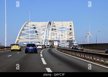 De van Brienenoordbrug op snelweg A16 over de Nieuwe Maas in Rotterdam. Deze brug wordt binnenkort gerenoveerd. Stockfoto