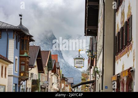 Garmisch Partenkirchen, Deutschland - 04.10.2022: Typisch eingerichtete bayerische Ludwigstraße in Garmisch Partenkirchen Gasthof Fraundorfer Stockfoto