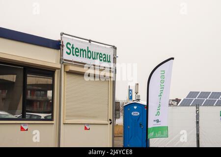 Vorübergehendes Wahllokal für die Kommunalwahlen 2022 in Rotterdam Nesselande, Niederlande Stockfoto