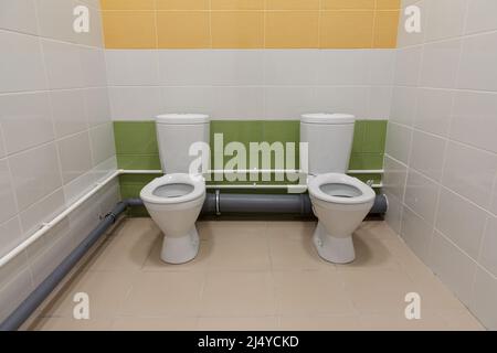 Toilette im Kindergarten. Kleine Toiletten für Kinder in einem Kindergarten. Stockfoto