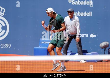 Barcelona, Spanien. 18. April 2022. Lorenzo Musetti (ITA) Tennis : Lorenzo Musetti aus Italien im Einzel-1.-Runden-Spiel gegen Sebastian Baez aus Argentinien auf dem Barcelona Open Banc Sabadell Tennisturnier im Real Club de Tenis de Barcelona in Barcelona, Spanien . Quelle: Mutsu Kawamori/AFLO/Alamy Live News Stockfoto