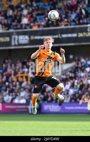 LONDON, GROSSBRITANNIEN. APR 18. Keane Lewis-Potter von Hull City in Aktion beim Sky Bet Championship-Spiel zwischen Millwall und Hull City am Montag, 18.. April 2022, in Den, London. (Kredit: Ivan Yordanov | MI Nachrichten) Kredit: MI Nachrichten & Sport /Alamy Live Nachrichten Stockfoto