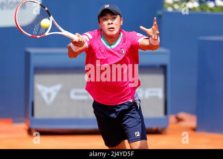 Barcelona, Spanien. 18. April 2022. Brandon Nakashima (USA) Tennis : Brandon Nakashima aus den USA im Einzel 1.-Runden-Match gegen Nicolas Alvarez Varona aus Spanien beim Barcelona Open Banc Sabadell Tennisturnier im Real Club de Tenis de Barcelona in Barcelona, Spanien. Quelle: Mutsu Kawamori/AFLO/Alamy Live News Stockfoto