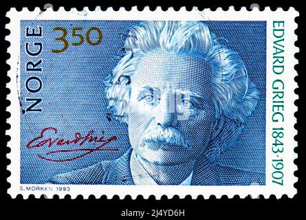 MOSKAU, RUSSLAND - 27. MÄRZ 2022: In Norwegen gedruckte Briefmarke zeigt Edvard Hagerup Grieg (1843-1907), Komponist und Pianist, Geburt Sesquicentennial s Stockfoto