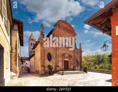 Saluzzo, Cuneo, Italien - 15. April 2022: Die Kirche San Bernardo (XVI Jahrhundert) in der historischen mittelalterlichen Stadt Saluzzo Stockfoto