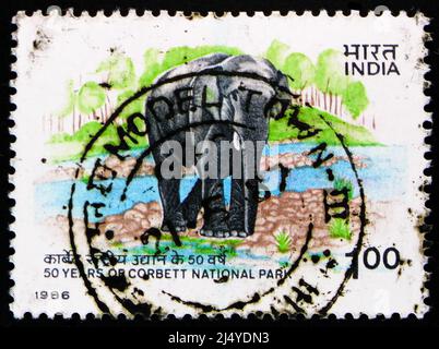 MOSKAU, RUSSLAND - 27. MÄRZ 2022: In Indien gedruckte Briefmarke zeigt indischen (asiatischen) Elefanten (Elephas maximus), 50.. Jahrestag von Corbett National Stockfoto