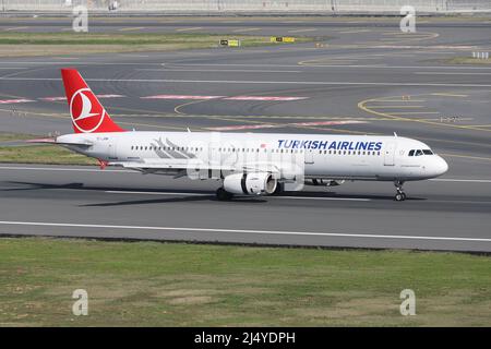 ISTANBUL, TÜRKEI - 16. OKTOBER 2021: Turkish Airlines Airbus A321-231 (CN 4643) landet auf dem Internationalen Flughafen Istanbul. Stockfoto