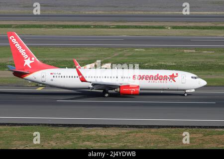 ISTANBUL, TÜRKEI - 16. OKTOBER 2021: Corendon Air Boeing 737-8HX (CN 29681) landet auf dem Internationalen Flughafen Istanbul. Stockfoto
