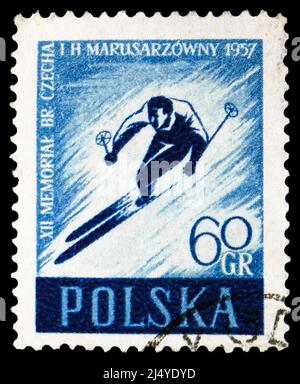 MOSKAU, RUSSLAND - 27. MÄRZ 2022: Briefmarke in Polen gedruckt zeigt Skifahrer, 12. Jahrestag des Todes der Skifahrer B. Czech und H. Marusa Serie Stockfoto