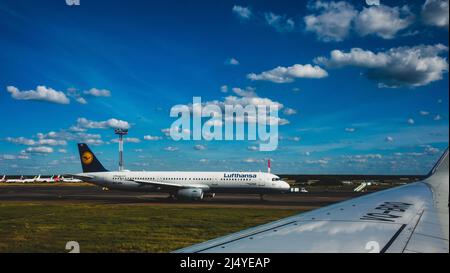 14. August 2018, Moskau, Russland. Ein Flugzeug der Deutschen Lufthansa AG am Domodedovo International Airport. Stockfoto