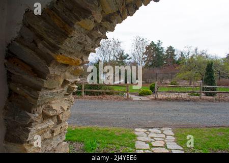 Rosengarten im Colonial Park, Franklin, New Jersey, vom Steinportikus einer Hütte auf dem Parkgelände -03 aus gesehen Stockfoto