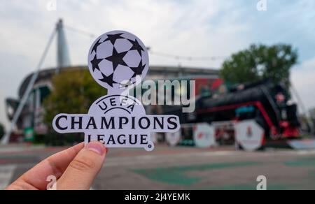 30. August 2021, Moskau, Russland. Das UEFA Champions League-Emblem vor dem Lokomotiv-Stadion in Tscherkizovo. Stockfoto