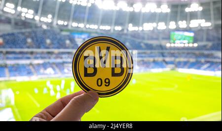 12. September 2021, Dortmund, Deutschland. Das Emblem des Fußballvereins Borussia Dortmund auf dem Hintergrund eines modernen Stadions. Stockfoto