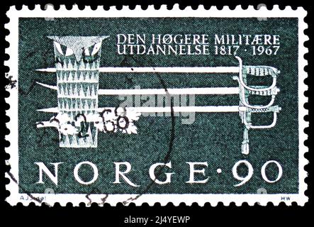 MOSKAU, RUSSLAND - 27. MÄRZ 2022: Briefmarke gedruckt in Norwegen zeigt höhere militärische Bildung, Serie, um 1967 Stockfoto