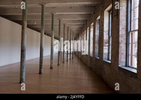 Kunstinstallation, Row of Columns in Loft Space, Mass MOCA, North Adams, Massachusetts, USA Stockfoto