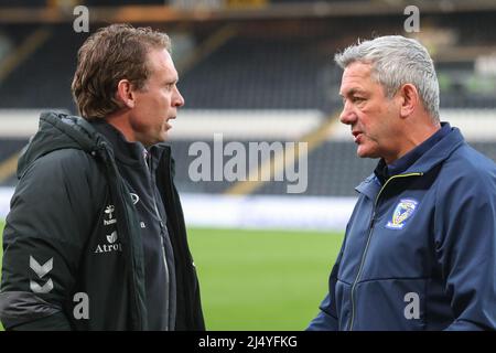 Brett Hodgson, Cheftrainer des Hull FC und Daryl Powell, Cheftrainer von Warrington Wolves, im Gespräch nach dem letzten Pfiff Stockfoto