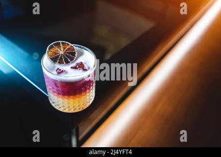 Frischer, stilvoller, rosafarbener Grapefruit-Cocktail mit Schaum und Eis Stockfoto