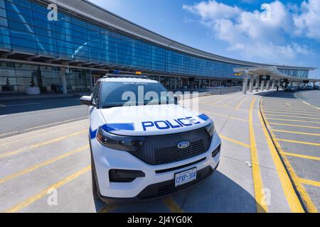 Toronto, Kanada, 27. März 2021: Die Polizei von Toronto überwacht und patrouilliert den Flughafen Pearson und sorgt für Sicherheit und öffentliche Sicherheit für Passagiere und Touristen Stockfoto