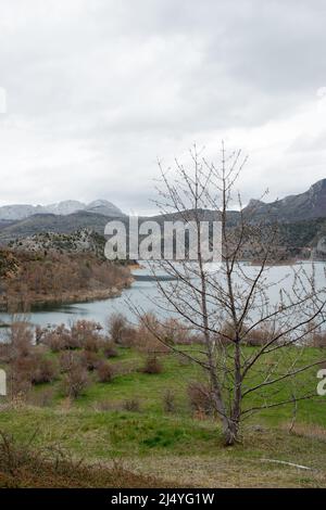 Wunderschöne Landschaft bei Caldas de Luna, Leon. Wasserreservoir und Natur um. Spanien. Europa Stockfoto