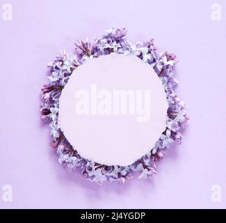 Frühlingsblumen mit einer Craft Paper blanck Note Stockfoto