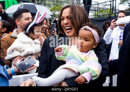 Washington, DC, USA. 18. April 2022. US-Vizepräsidentin Kamala Harris begrüßt die Teilnehmer am Ostereierrollen des Weißen Hauses auf dem South Lawn des Weißen Hauses in Washington, DC, USA, 18. April 2022. Quelle: Jim LoScalzo/Pool via CNP/dpa/Alamy Live News Stockfoto