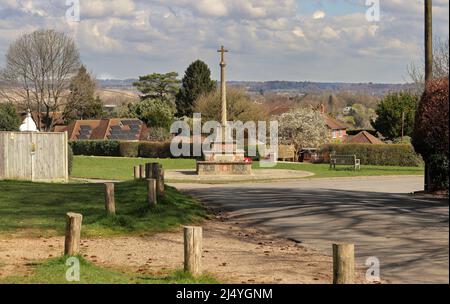 Das Dorf Cookham Dean in der Grafschaft von Bergen mit dem Kriegsdenkmal auf dem Village Green Stockfoto