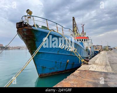 Trapani, Sizilien, Italien am 16. April heißt das Wrack iuventa der Berliner Nichtregierungsorganisation "Jugend rettet", die Migranten im Mittelmeer rettet. Das Wrack von dem Schiff ist unter Beschlagnahme im Hafen von trapani in 2022. Stockfoto