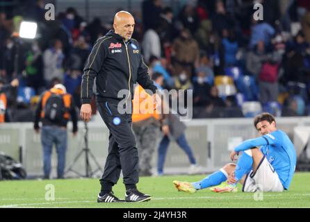 Neapel, Kampanien, Italien. 18. April 2022. Napoli's Alex Meret schlägt den Ball vor Roma's Roger Ibanez weg.während des italienischen Serie A Fußballmatches SSC Napoli vs AS Roma am 18. April 2022 im Diego Armando Maradona Stadium in Neapel.in Bild: Trainer Luciano Spalletti (Bildquelle: © Fabio Sasso/ZUMA Press Wire) Stockfoto