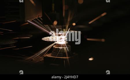 Mechanisches Schneiden von Blech auf CNC-Laserschneidmaschine Stockfoto
