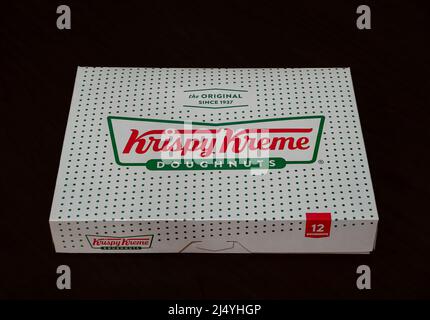 ORLANDO, USA - MÄRZ 08 2022: Krispy Kreme 12 Donut-Box auf schwarzem Hintergrund gedreht Stockfoto