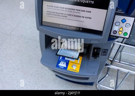 Toronto, Kanada, 27. März 2021: Check-in-Automaten für Passagierpässe und Gepäck, um Warteschlangen am internationalen Flughafen Toronto Pearson zu vermeiden Stockfoto