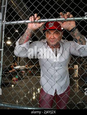 Tampa, USA. 15. April 2022. Der Schauspieler und ehemalige WWE-Star Dave Bautista hat DC Society Ink in Tampa, Florida, eröffnet. Das High-End Tattoo Studio hat industrielle Schnörkel wie Kettengliederzaun gepaart mit glänzenden Böden und gotischen Möbeln. (Foto von Dirk Shadd/Tampa Bay Times/TNS/Sipa USA) Quelle: SIPA USA/Alamy Live News Stockfoto