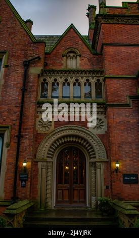 Kunstvoll verzierte steinerne Bogentür in Abney Hall, Cheadle, Greater Manchester, Großbritannien Stockfoto