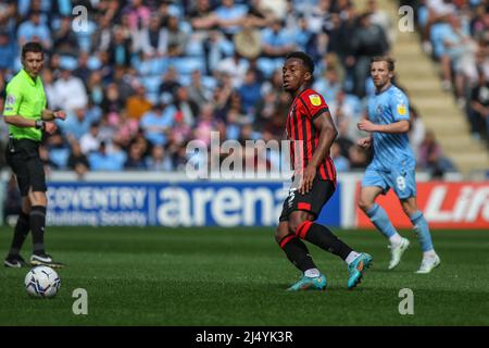 Coventry, Großbritannien. 18. April 2022. Ethan Laird #3 von Bournemouth übergibt den Ball in Coventry, Vereinigtes Königreich am 4/18/2022. (Foto von Gareth Evans/News Images/Sipa USA) Quelle: SIPA USA/Alamy Live News Stockfoto