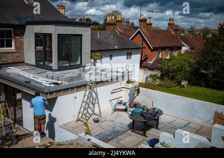 Handwerker arbeiten an einer neuen Erweiterung eines viktorianischen Hauses in Billingshurst, West Sussex, Großbritannien, England, Stockfoto