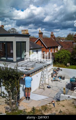 Handwerker arbeiten an einer neuen Erweiterung eines viktorianischen Hauses in Billingshurst, West Sussex, Großbritannien, England, Stockfoto