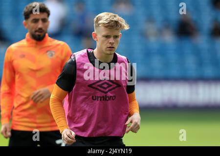 London, Großbritannien. 18. April 2022. Keane Lewis-Potter #11 von Hull City, die sich vor dem Start aufwärmen. In London, Vereinigtes Königreich am 4/18/2022. (Foto von Carlton Myrie/News Images/Sipa USA) Quelle: SIPA USA/Alamy Live News Stockfoto