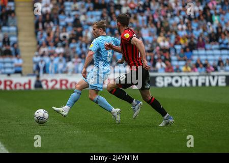 Coventry, Großbritannien. 18. April 2022. Jamie Allen #8 von Coventry City spielt am 4/18/2022 in Coventry, Großbritannien, den Ball. (Foto von Gareth Evans/News Images/Sipa USA) Quelle: SIPA USA/Alamy Live News Stockfoto