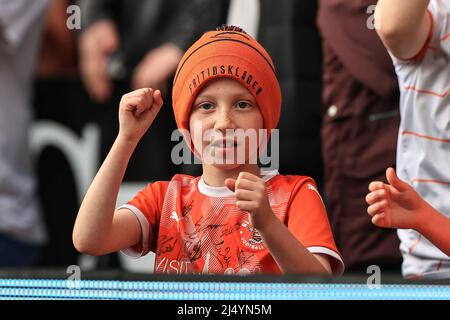 Blackpool, Großbritannien. 18. April 2022. Ein junger Blackpool-Fan in Blackpool, Großbritannien am 4/18/2022. (Foto von Mark Cosgrove/News Images/Sipa USA) Quelle: SIPA USA/Alamy Live News Stockfoto