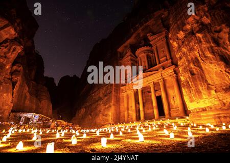 Petra bei Nacht ist eine der besten Erfahrungen, die Sie je haben können Stockfoto