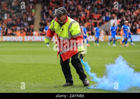 Blackpool, Großbritannien. 18. April 2022. Ein Steward entfernt eine Rauchgranate in Blackpool, Großbritannien am 4/18/2022. (Foto von Mark Cosgrove/News Images/Sipa USA) Quelle: SIPA USA/Alamy Live News Stockfoto