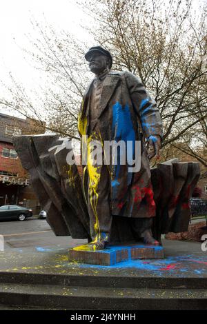 Blau-gelb gestrichene Statue von Wladimir Lenin im Fremont-Viertel von Seattle, Washington, USA. Lenin malte in ukrainischen Flaggen Farben. Stockfoto