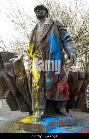 Blau-gelb gestrichene Statue von Wladimir Lenin im Fremont-Viertel von Seattle, Washington, USA. Lenin malte in ukrainischen Flaggen Farben. Stockfoto