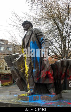 Blau-gelb gestrichene Statue von Wladimir Lenin im Fremont-Viertel von Seattle, Washington, USA. Lenin malte in ukrainischen Flaggen Farben. Stockfoto