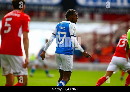 Oakwell, Barnsley, England - 18.. April 2022 Ricky Jade-Jones (17) von Peterborough United - während des Spiels Barnsley gegen Peterborough, Sky Bet EFL Championship 2021/22, in Oakwell, Barnsley, England - 18.. April 2022 Credit: Arthur Haigh/WhiteRoseFotos/Alamy Live News Stockfoto