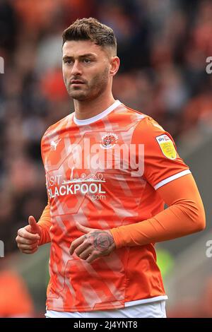 Blackpool, Großbritannien. 18. April 2022. Gary Madine #14 von Blackpool während des Spiels in Blackpool, Großbritannien am 4/18/2022. (Foto von Mark Cosgrove/News Images/Sipa USA) Quelle: SIPA USA/Alamy Live News Stockfoto