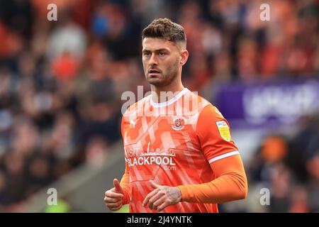 Blackpool, Großbritannien. 18. April 2022. Gary Madine #14 von Blackpool während des Spiels in Blackpool, Großbritannien am 4/18/2022. (Foto von Mark Cosgrove/News Images/Sipa USA) Quelle: SIPA USA/Alamy Live News Stockfoto