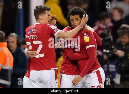 Brennan Johnson (rechts) von Nottingham Forest feiert mit Ryan Yates, nachdem er beim Sky Bet Championship-Spiel auf dem City Ground in Nottingham vom Strafpunkt aus das erste Tor seiner Seite erzielt hat. Bilddatum: Montag, 18. April 2022. Stockfoto